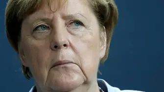 Меркел е под натиск да спре 