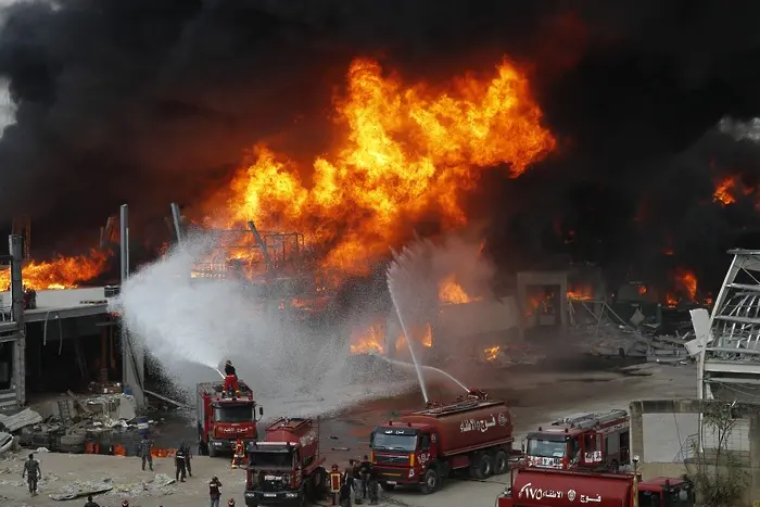 Огромен пожар избухна в склад на пристанището на Бейрут