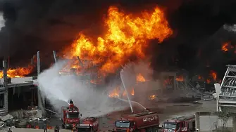 Огромен пожар избухна в склад на пристанището на Бейрут