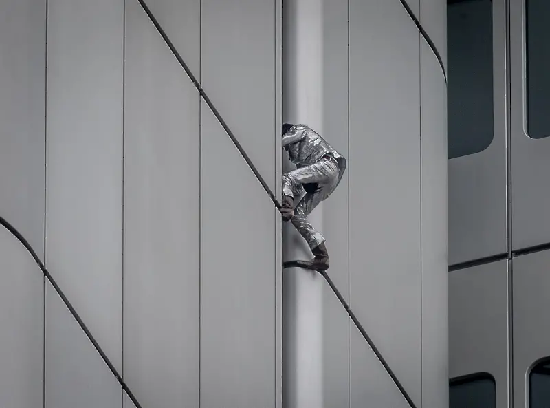 Човека паяк се изкатери по Сребърната кула във Франкфурт