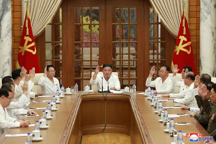 Пхенян пусна снимки на Ким след слуховете, че бил кома