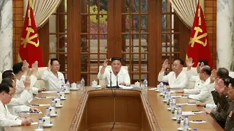 Пхенян пусна снимки на Ким след слуховете, че бил кома