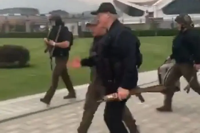 Лукашенко се прибира в резиденцията си с автомат в ръка (ВИДЕО)