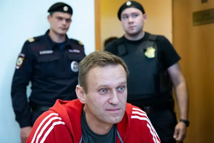 Навални вече може да става от леглото