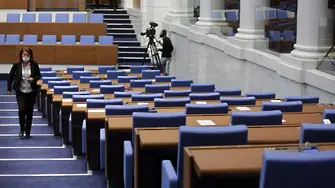 Извънредният труд провали заседанието на парламента