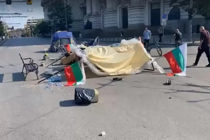 Трима мъже са нападнали с камъни палатковия лагер пред Ректората на СУ (ВИДЕО)