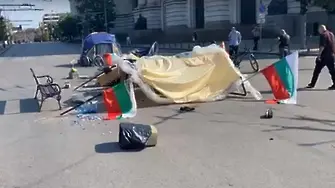 Трима мъже са нападнали с камъни палатковия лагер пред Ректората на СУ (ВИДЕО)