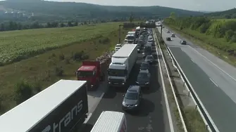 Кола прелетя над мантинелата на магистрала 