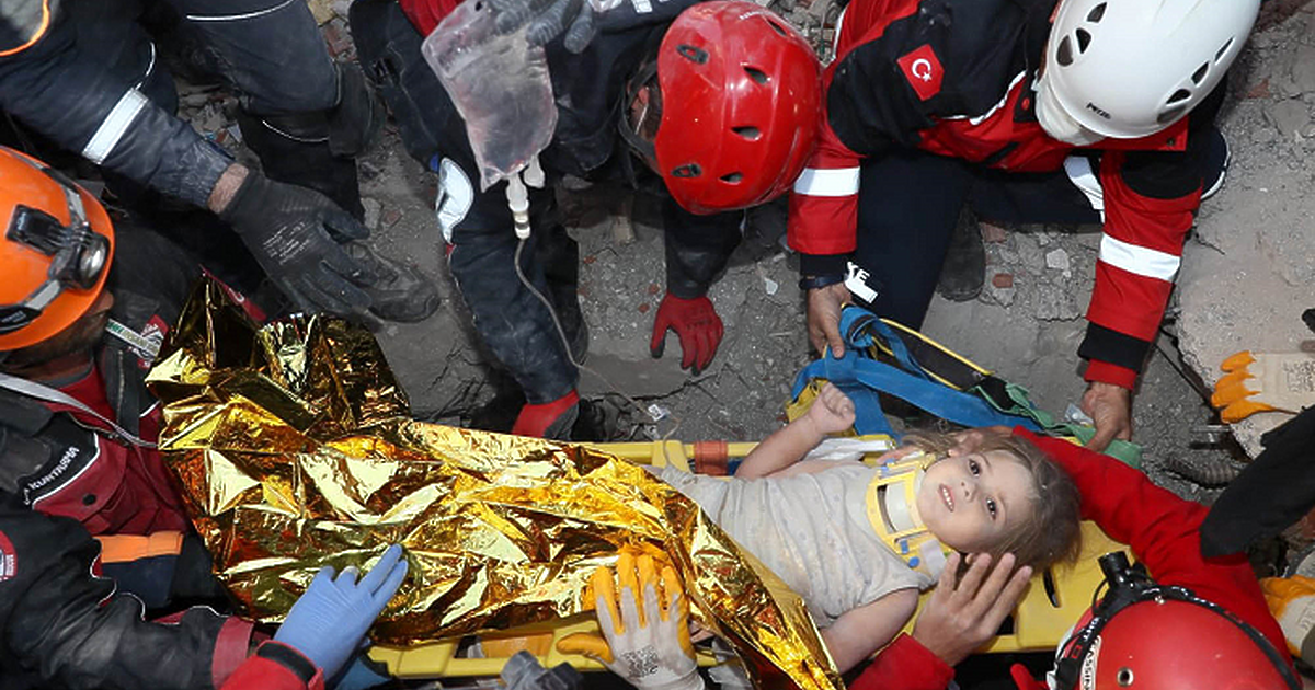 Тригодишно момиченце бе извадено от руините 91 часа след силното