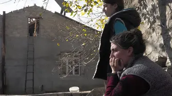Жители на арменски села палят къщите си