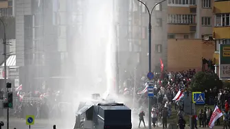 Полицията в Беларус е използвала водно оръдие срещу протестиращи