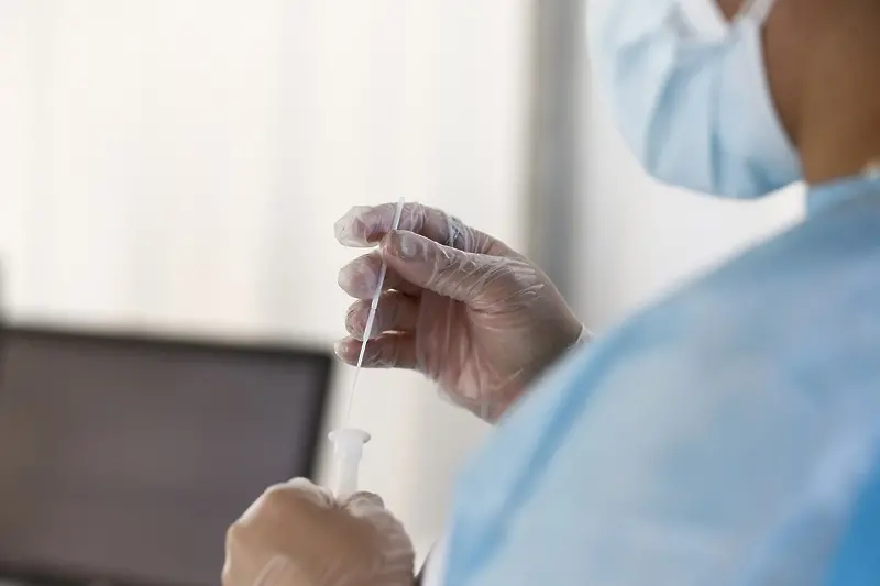 Личните лекари искат направление за PCR тест да се дава при четири симптома 