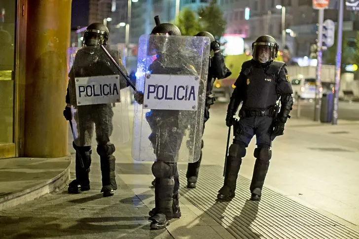 Пак сблъсъци между полиция и протестиращи срещу мерките в Испания