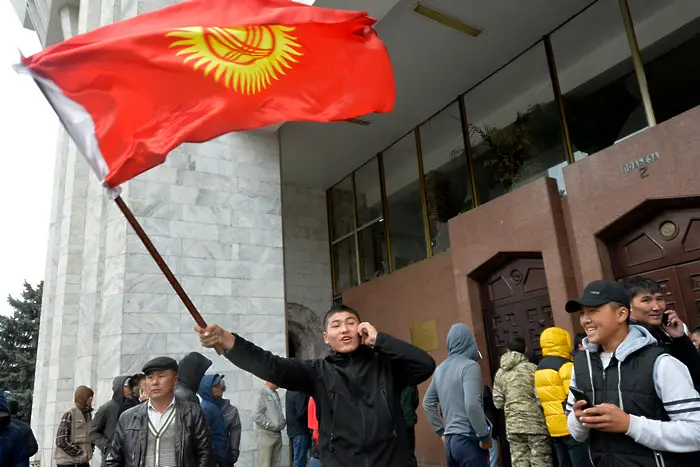 Гневна тълпа превзе парламента в столицата на Киргизстан