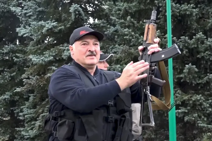 Кремъл отряза Лукашенко - нямало как да стане полковник в руската армия