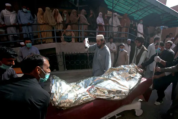 Осем убити и 136 ранени от бомба в духовно училище в Пакистан