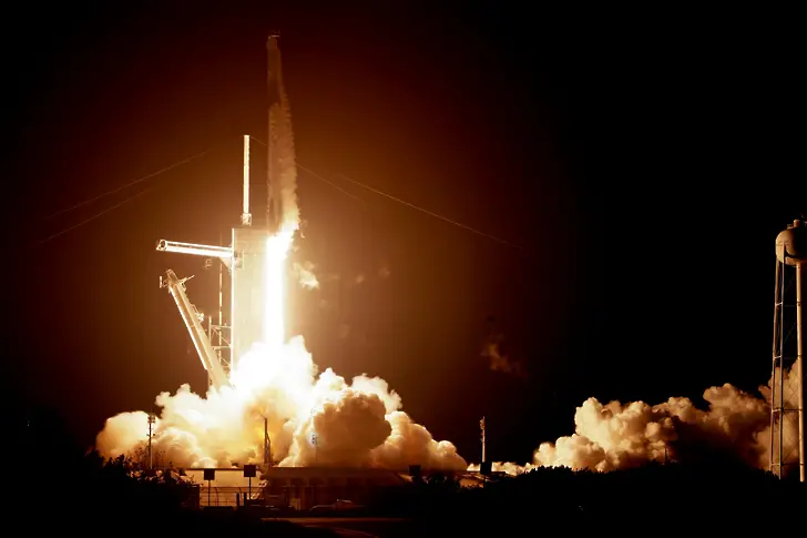 SpaceX изстреля за пръв път космически кораб към МКС