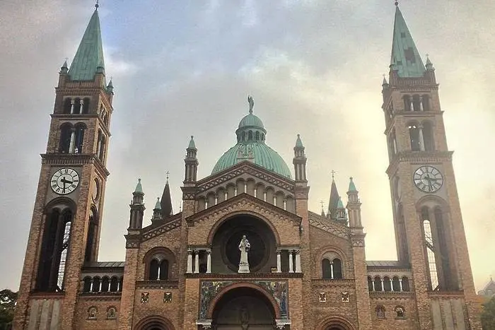 Турски младежи поругават католически храм във Виена