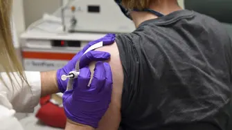 Ваксината на Pfizer и BioNTech предпазва 90% от тестваните от коронавируса