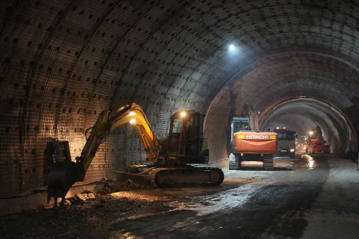 Ремонтът на тръбата за София на тунел 