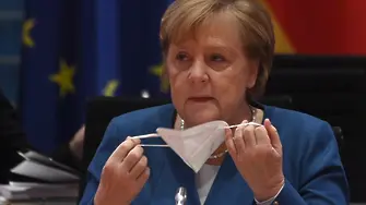 Меркел си сложи две различни ваксини