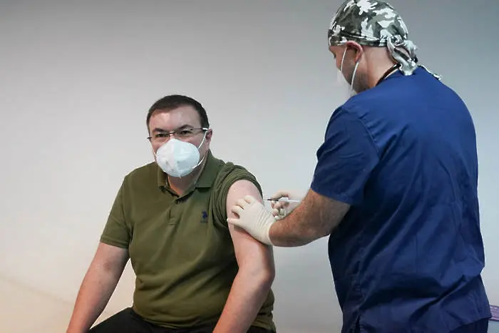Държавата ще плаща на медиците по 10 лв. за доза на ваксиниран