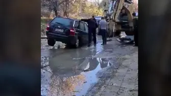 Джип пропадна в дупка на ВиК в Пловдив