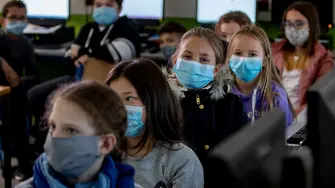 Носенето на маски в клас за учители и големите ученици става задължително