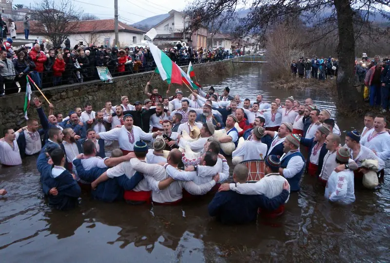 РЗИ-Пловдив издирва кого да глоби за организирането на мъжкото хоро в Калофер