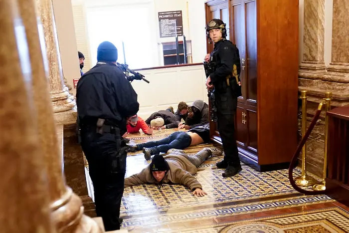 Коя е жената, застреляна при блокадата на Конгреса на САЩ