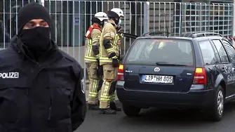Автомобил се вряза във входа на канцеларията на Меркел