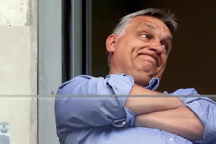 ЕК пита Орбан за по-скъпото зареждане на коли с чужди номера