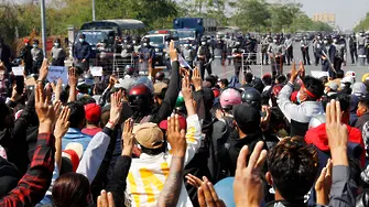 Протестите в Мианма се засилват, започват сблъсъци, арести