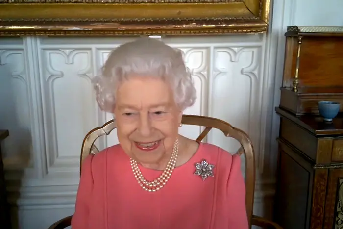 Елизабет II: Ваксинирайте се, помислете за другите