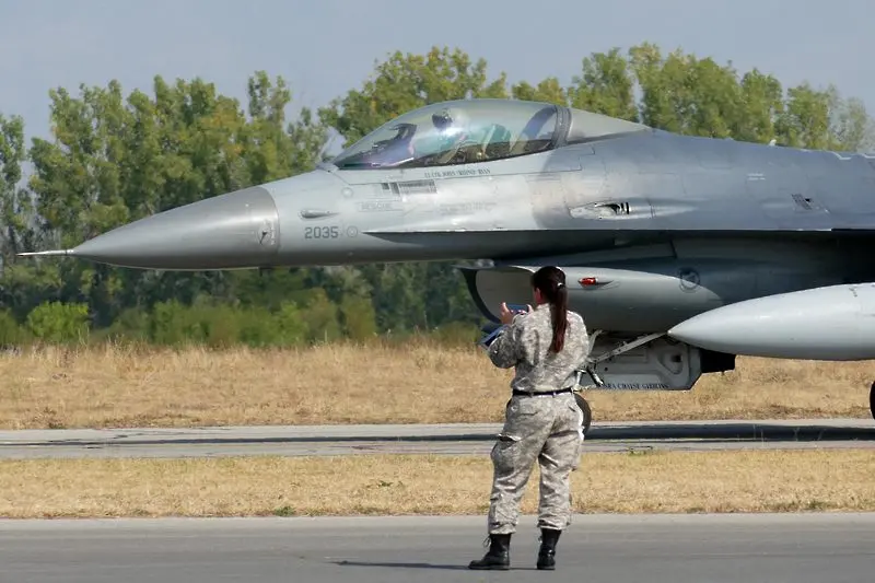 Отбраната не казва как харчи за инфраструктура за F-16. Но получи нови 100 млн. лв.