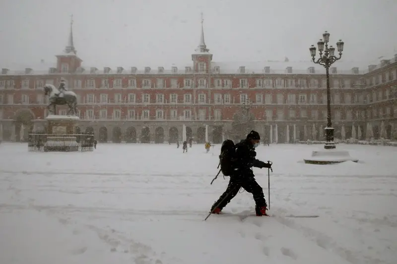 Около 300 полета бяха отменени в Мадрид заради снеговалежа