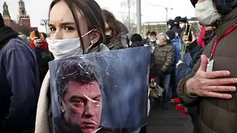 Хиляди руснаци почетоха днес Борис Немцов (СНИМКИ)