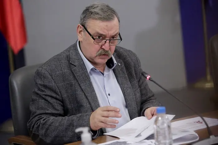 Здравният министър пенсионира проф. Кантарджиев