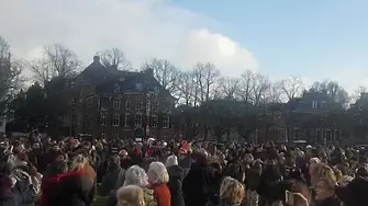 Полицията и протестиращи срещу локдауна в Нидерландия влязоха в сблъсъци