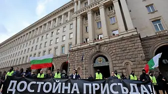 На ден 200 протестът се събуди - и опита да влезе в Министерски съвет