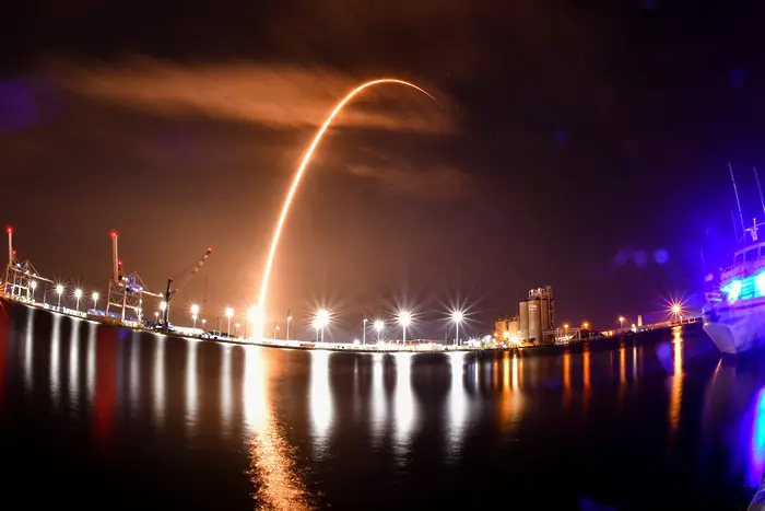 SpaceX изстреля ракета с 60 микросателита