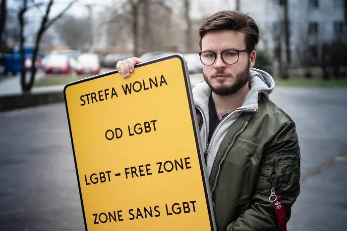 Полша замисля забрана на осиновяванията от еднополови двойки