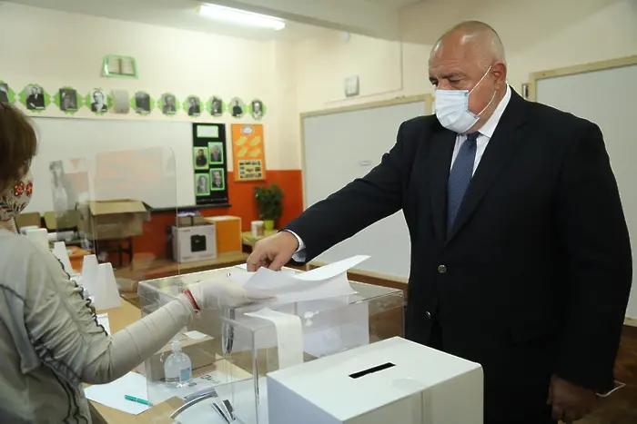 Борисов гласува: Искаме ли през три месеца да даваме 150 млн. за избори
