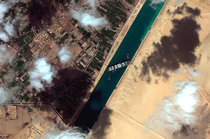 Леко мръднаха носа на заклещения в Суецкия канал кораб