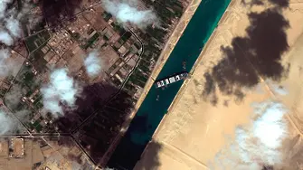 Леко мръднаха носа на заклещения в Суецкия канал кораб