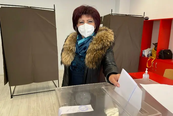 Караянчева гласува: Не е по-страшно, отколкото да отидеш да пазаруваш