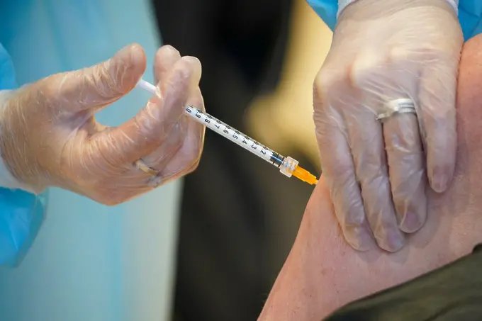 В САЩ проучват случаи на миокардит при млади хора след иРНК ваксина