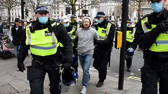 Десетки арести в Лондон на протест срещу мерките (СНИМКИ)