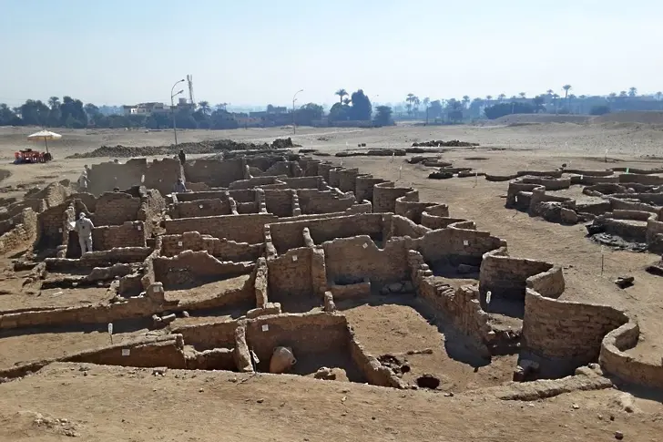 Откриха града на свекъра на Нефертити