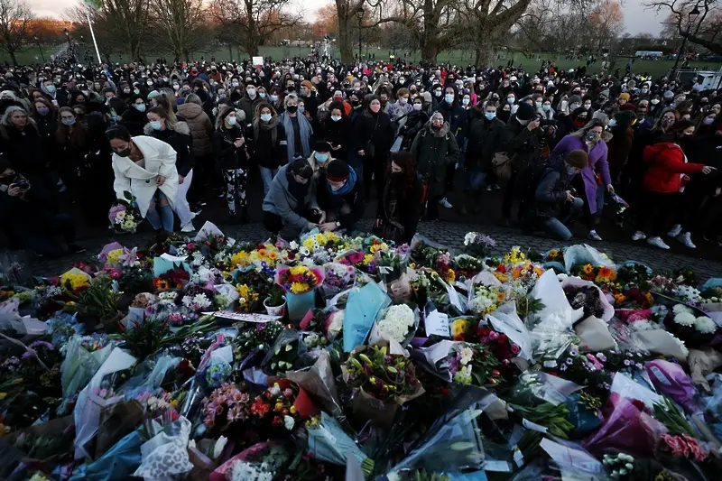 Напрежение в Лондон между полиция и събралите се на бдение в памет на убита жена